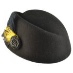Toca neagra cu decoratiune laterala din pene