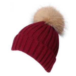 Caciula burgund cu pompon din blana naturala (detasabil), imblanita pe interior