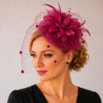 Fascinator fucsia cu voaleta, pene si margele (optional cordeluta)