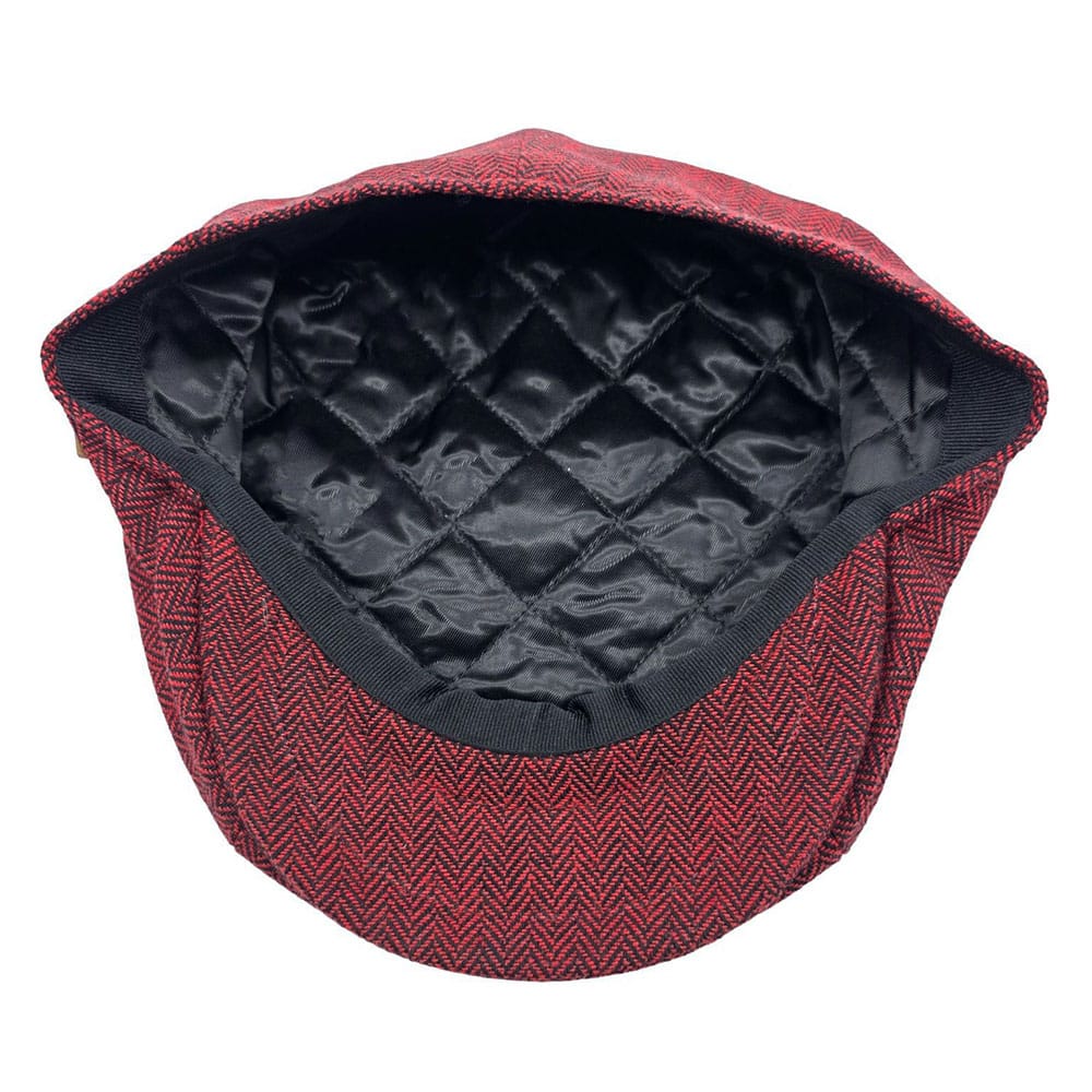 Sapca newsboy herringbone rosie 2 Sapca newsboy herringbone rosie Aceasta sapca newsboy herringbone rosie este un accesoriu inspirat de stilul britanic clasic, reinterpretat intr-o combinatie moderna de rosu si negru. Modelul herringbone, cunoscut si sub denumirea de "os de peste", ofera textura, eleganta si personalitate, transformand aceasta sapca intr-o piesa usor de remarcat. Nuanta rosie adauga un plus de caracter si originalitate, in timp ce liniile negre ale tesaturii pastreaza aspectul clasic specific accesoriilor britanice. Modelul poate fi integrat cu usurinta in tinute casual, smart-casual sau in outfituri inspirate de stilul vintage. De ce sa alegi sapca newsboy herringbone rosie Unul dintre principalele avantaje ale modelului sapca newsboy herringbone rosie este forma clasica newsboy, apreciata pentru volumul elegant al calotei si pentru aspectul sau atemporal. Acest tip de sapca este asociat cu stilul britanic traditional si cu estetica Peaky Blinders. Materialul cu model herringbone ofera un aspect rafinat si o textura placuta, iar combinatia dintre rosu si negru aduce un aer modern si usor nonconformist. Aceasta sapca newsboy herringbone rosie poate fi purtata cu paltoane, jachete din lana, pulovere, sacouri casual sau tinute urbane de sezon rece. Este o alegere potrivita pentru barbatii care doresc sa adauge culoare si personalitate garderobei. Materiale si caracteristici Aceasta sapca newsboy herringbone rosie este confectionata din material tip tweed cu model herringbone, apreciat pentru rezistenta si aspectul autentic. Interiorul este prevazut cu captuseala matlasata, care contribuie la confortul termic si ofera o purtare placuta in zilele racoroase de toamna si iarna. Caracteristici: culoare: rosu si negru; model herringbone (os de peste); stil: newsboy; material tip tweed; captuseala matlasata; confort termic sporit; potrivita pentru sezonul rece; stil britanic clasic; inspiratie vintage; potrivita pentru tinute casual si smart-casual. Prin combinatia dintre modelul herringbone, nuanta rosie si forma clasica newsboy, sapca newsboy herringbone rosie reprezinta un accesoriu elegant pentru barbatii care apreciaza stilul britanic autentic si piesele vestimentare cu personalitate.