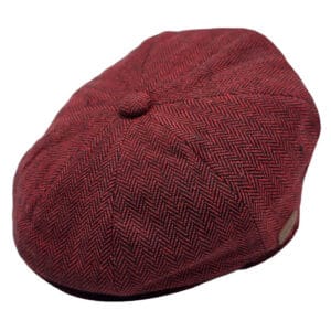 Sapca newsboy herringbone rosie Aceasta sapca newsboy herringbone rosie este un accesoriu inspirat de stilul britanic clasic, reinterpretat intr-o combinatie moderna de rosu si negru. Modelul herringbone, cunoscut si sub denumirea de "os de peste", ofera textura, eleganta si personalitate, transformand aceasta sapca intr-o piesa usor de remarcat. Nuanta rosie adauga un plus de caracter si originalitate, in timp ce liniile negre ale tesaturii pastreaza aspectul clasic specific accesoriilor britanice. Modelul poate fi integrat cu usurinta in tinute casual, smart-casual sau in outfituri inspirate de stilul vintage. De ce sa alegi sapca newsboy herringbone rosie Unul dintre principalele avantaje ale modelului sapca newsboy herringbone rosie este forma clasica newsboy, apreciata pentru volumul elegant al calotei si pentru aspectul sau atemporal. Acest tip de sapca este asociat cu stilul britanic traditional si cu estetica Peaky Blinders. Materialul cu model herringbone ofera un aspect rafinat si o textura placuta, iar combinatia dintre rosu si negru aduce un aer modern si usor nonconformist. Aceasta sapca newsboy herringbone rosie poate fi purtata cu paltoane, jachete din lana, pulovere, sacouri casual sau tinute urbane de sezon rece. Este o alegere potrivita pentru barbatii care doresc sa adauge culoare si personalitate garderobei. Materiale si caracteristici Aceasta sapca newsboy herringbone rosie este confectionata din material tip tweed cu model herringbone, apreciat pentru rezistenta si aspectul autentic. Interiorul este prevazut cu captuseala matlasata, care contribuie la confortul termic si ofera o purtare placuta in zilele racoroase de toamna si iarna. Caracteristici: culoare: rosu si negru; model herringbone (os de peste); stil: newsboy; material tip tweed; captuseala matlasata; confort termic sporit; potrivita pentru sezonul rece; stil britanic clasic; inspiratie vintage; potrivita pentru tinute casual si smart-casual. Prin combinatia dintre modelul herringbone, nuanta rosie si forma clasica newsboy, sapca newsboy herringbone rosie reprezinta un accesoriu elegant pentru barbatii care apreciaza stilul britanic autentic si piesele vestimentare cu personalitate.
